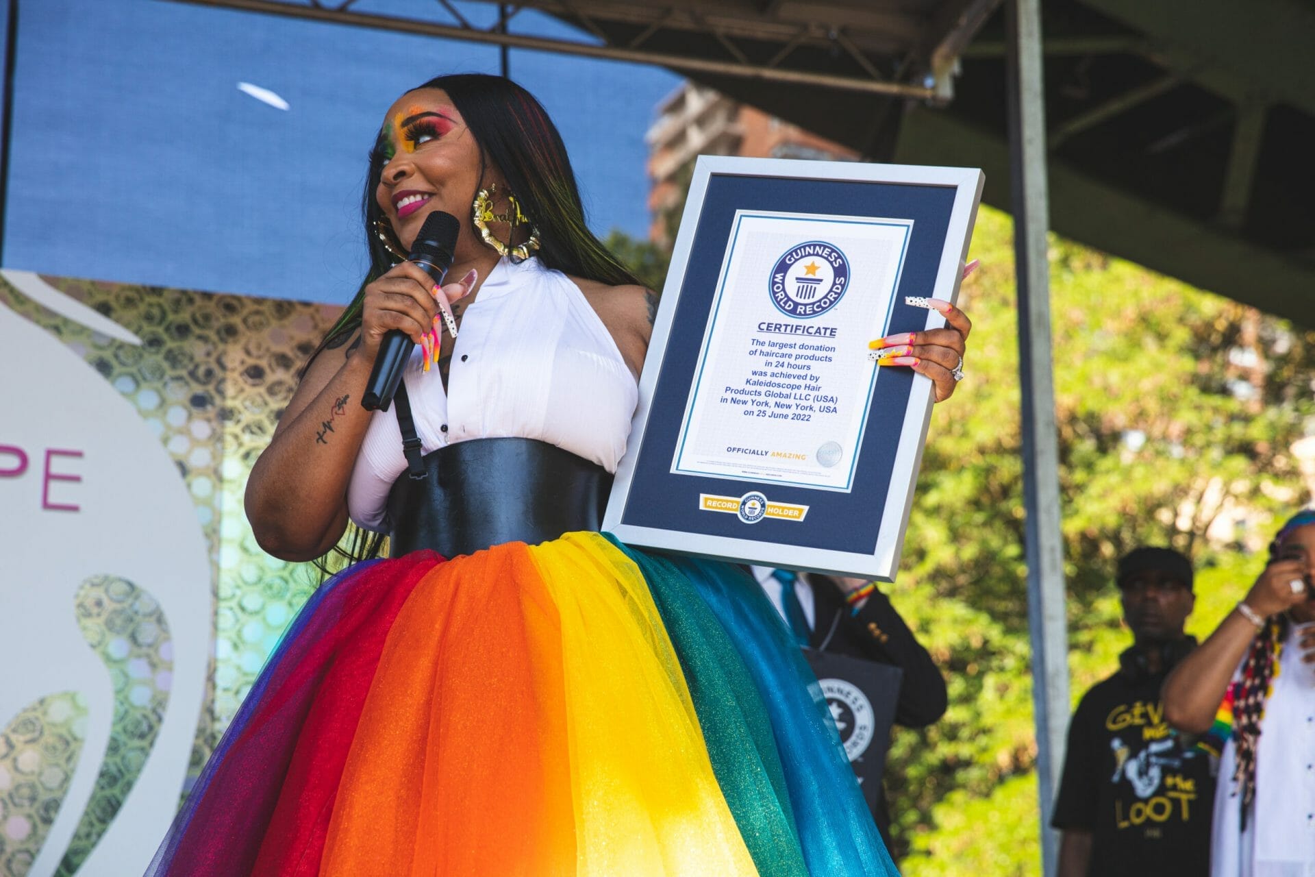 JessecaHarrisDupartwithGUINNESSWORLDRECORDScertificatescaled